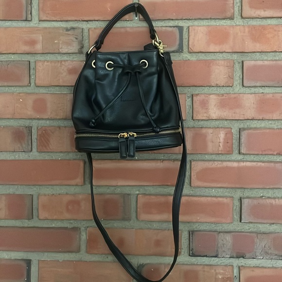 Fratelli women’s bucket bag drawstring top leather black gold medium size 8” x7” - Picture 2 of 10